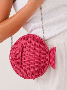 NWT Tommy Bahama Pink Rattan Fish Shaped crossbody bag, Beaded Handle and chain🩷